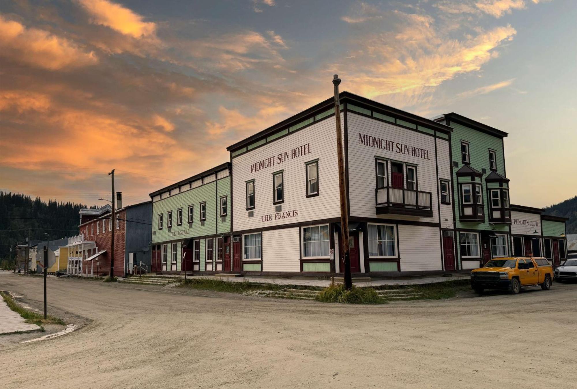 Midnight Sun, A Coast Hotel Dawson City Buitenkant foto