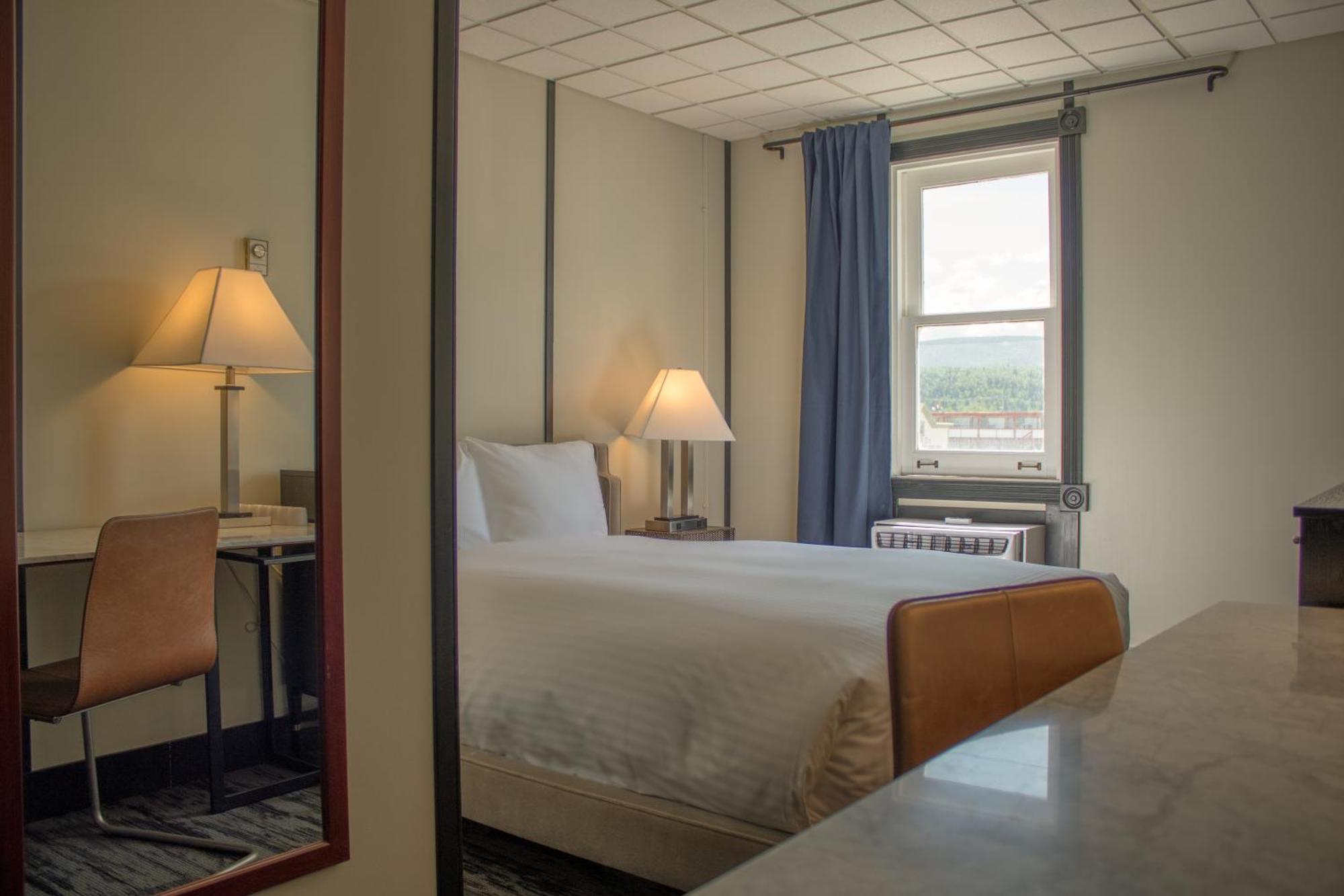 Midnight Sun, A Coast Hotel Dawson City Buitenkant foto