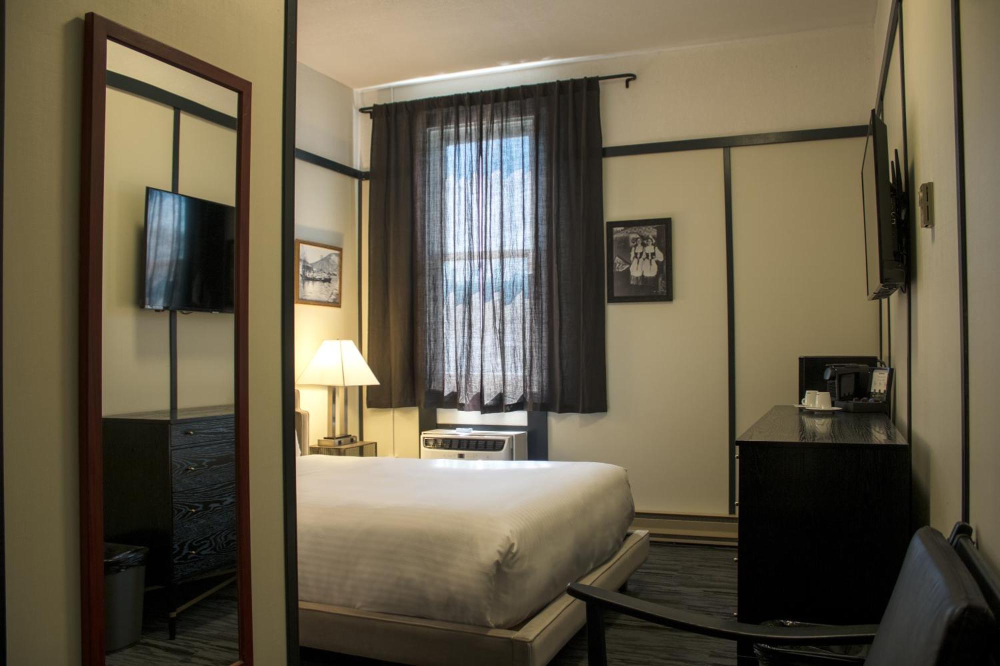 Midnight Sun, A Coast Hotel Dawson City Buitenkant foto