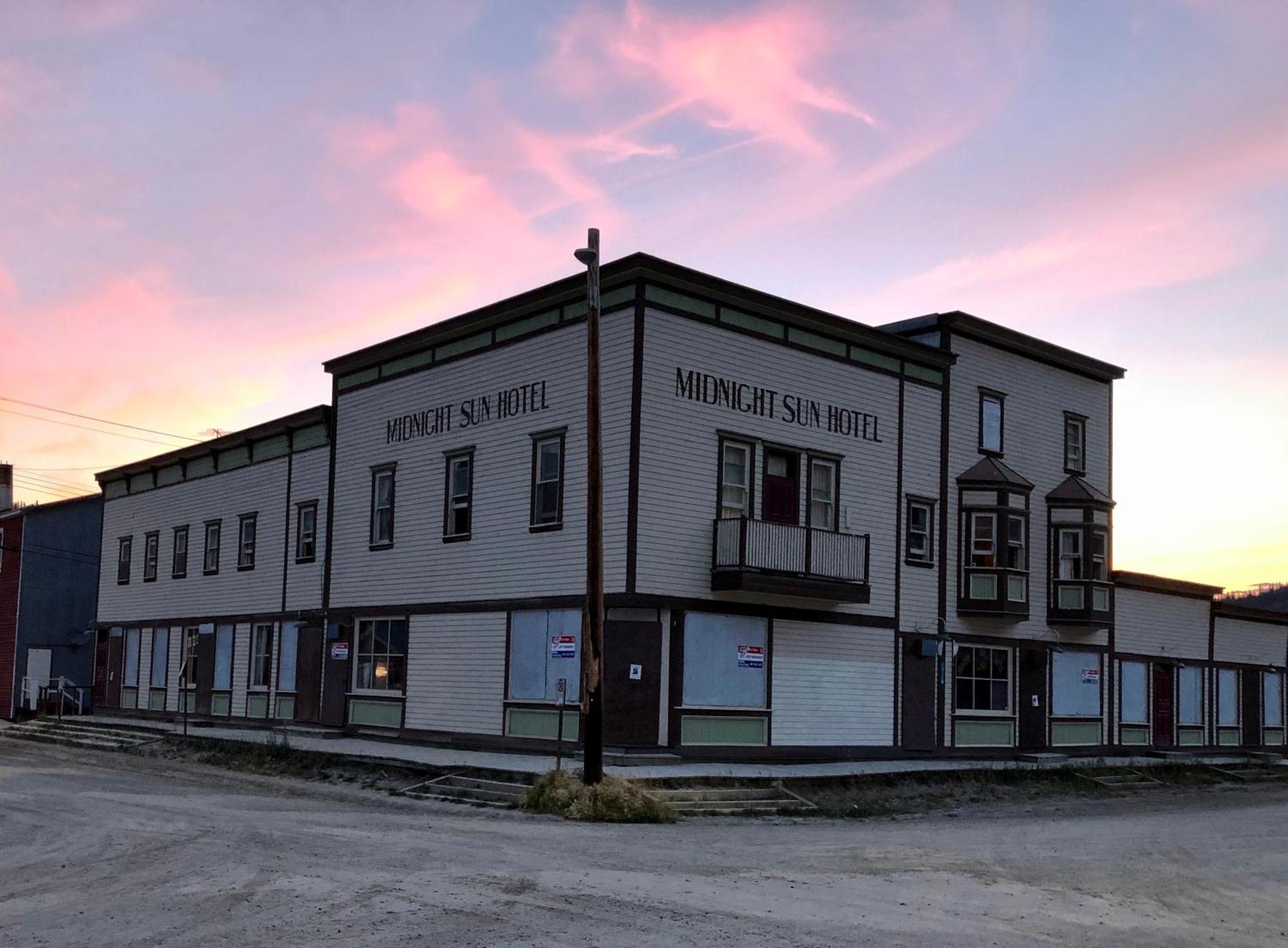 Midnight Sun, A Coast Hotel Dawson City Buitenkant foto