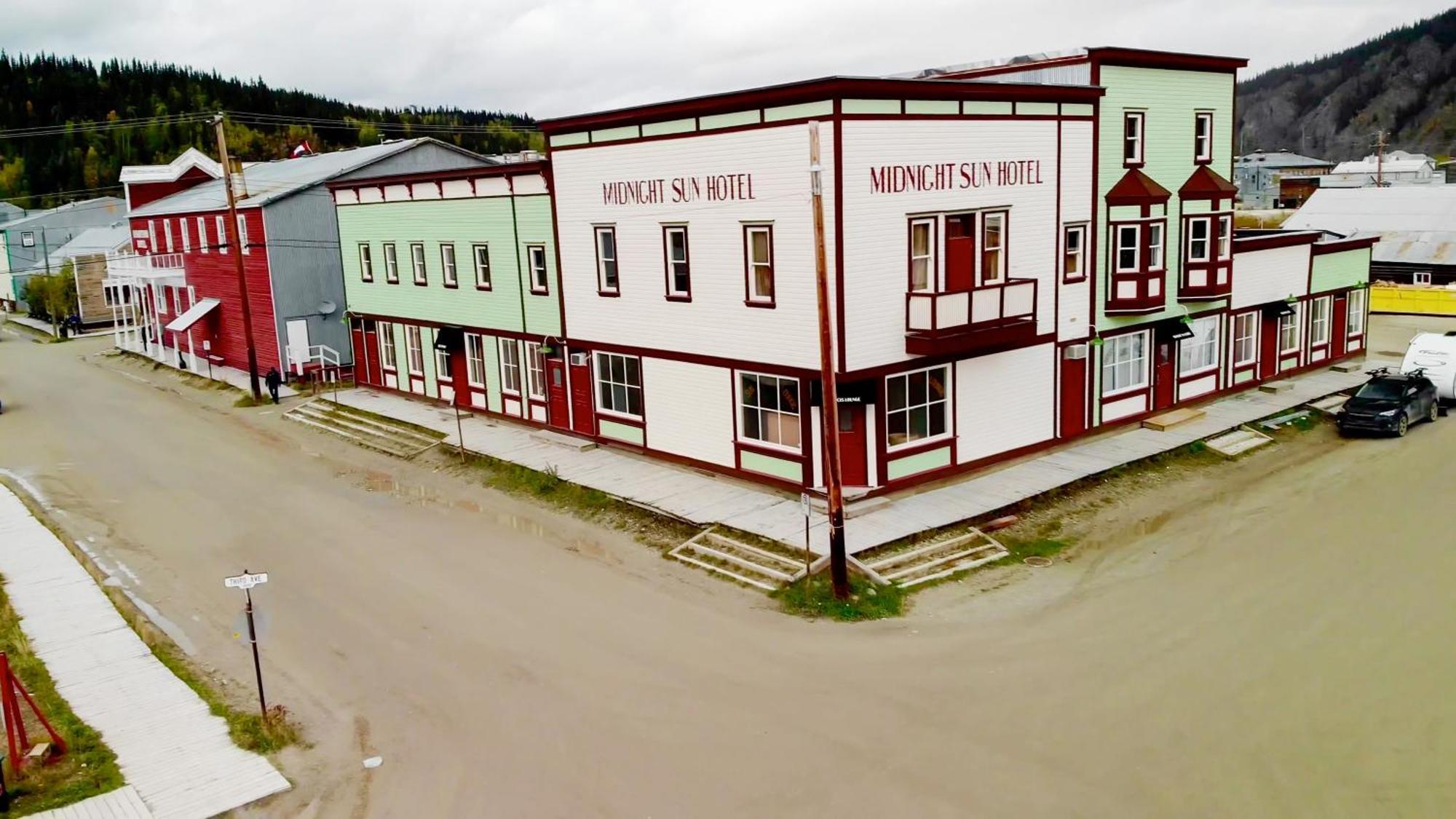 Midnight Sun, A Coast Hotel Dawson City Buitenkant foto