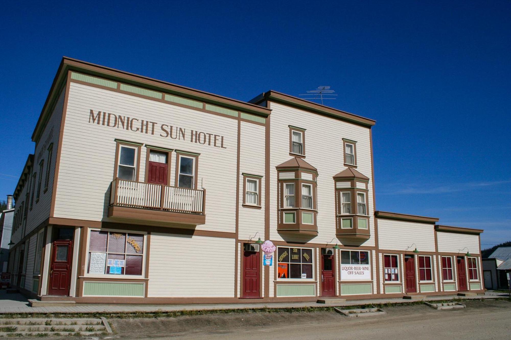 Midnight Sun, A Coast Hotel Dawson City Buitenkant foto