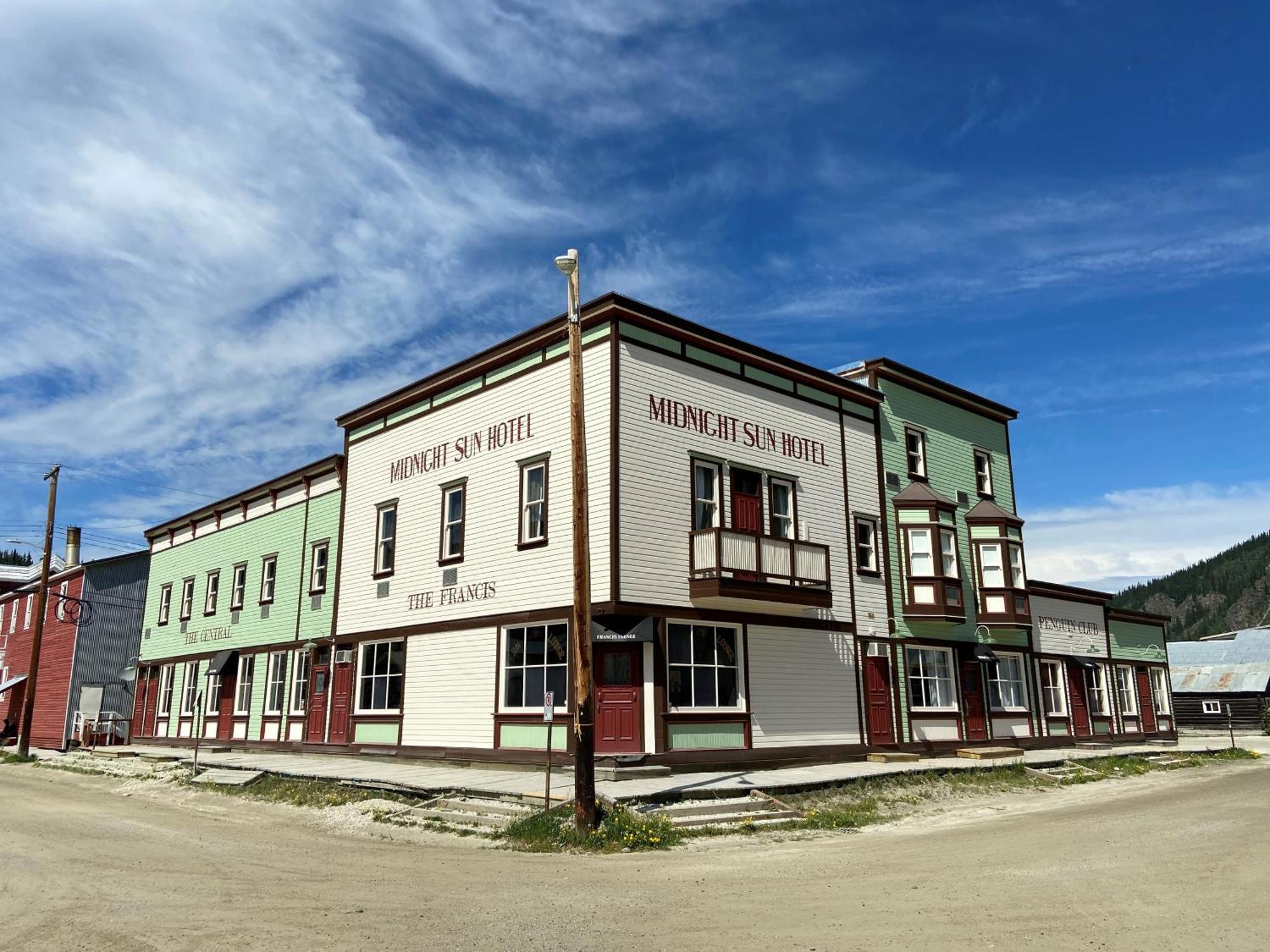 Midnight Sun, A Coast Hotel Dawson City Buitenkant foto