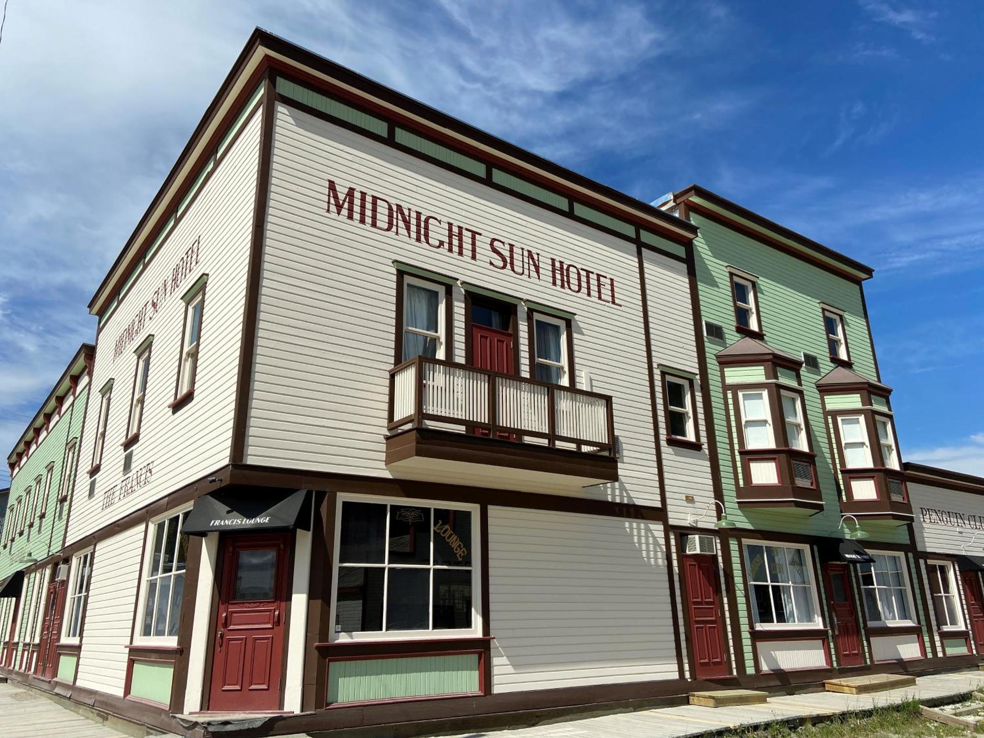 Midnight Sun, A Coast Hotel Dawson City Buitenkant foto